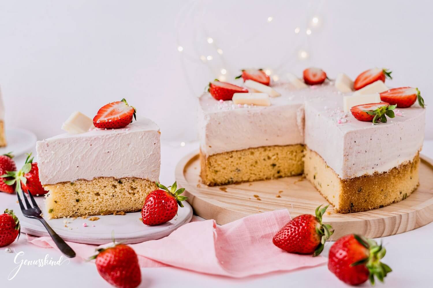 Weiße Schokoladen-Erdbeermousse-Torte mit Pistazien - Genusskind