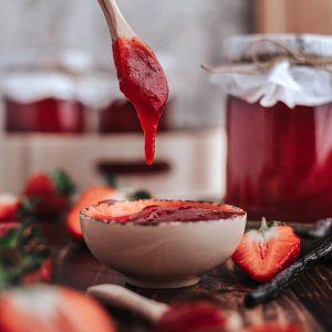 Zubereitung der Erdbeer-Vanille Marmelade Zuerst 3-4 Marmeladegläser à 300 ml mit kochendem Wasser ausspülen, abkühlen und anschließend auf einem sauberen Geschirrtuch trocknen lassen. Die Erdbeeren danach waschen, putzen und vierteln. Die Vanilleschoten der Länge nach halbieren und das Mark vorsichtig mit einem Messer herauskratzen. Anschließend den Gelierzucker, das ausgekratzte Vanillemark, die Schoten, den Vanillezucker und die Erdbeeren in einen Topf geben. Die Zutaten gut miteinander vermischen und anschließend mit einem Stabmixer pürieren. (Wenn die Marmelade stückig werden soll, diesen Schritt einfsch überspringen) Die Erdbeermischung unter ständigem Rühren aufkochen und danach ca. 3-4 Minuten sprudelnd kochen lassen. Die Erdbeer-Vanille Marmelade danach durch ein Sieb streichen und mit einem Trichter in die Gläser bis zum Rand füllen. Wer möchte, kann zuvor noch eine Gelierprobe machen: Dafür einen Löffel der Marmelade auf einen kleinen Teller geben und kurz erkalten lassen. Wenn sie fest wird, ist sie bereit zum Abfüllen. Die Gläser gut verschließen und bei Zimmertemperatur vollständig abkühlen lassen. Jetzt können die Gläser noch mit einem schönen Etikett dekoriert und im Vorratsraum für mindestens 6-12 Monate aufbewahrt werden.