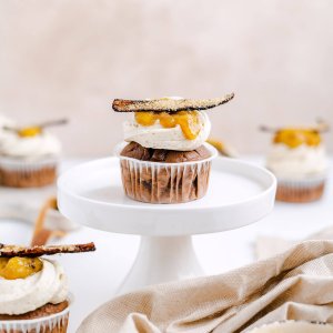 Resteverwertung Deluxe: Bananabread Cupcakes mit Bananenschalen Chips