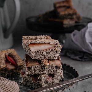 Mohnkuchen mit Rotwein-Birnen