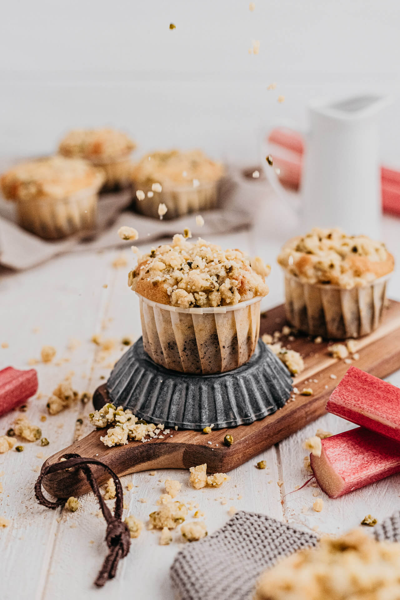 Rhabarber-Mohn Muffins mit Pistazienstreusel - Genusskind