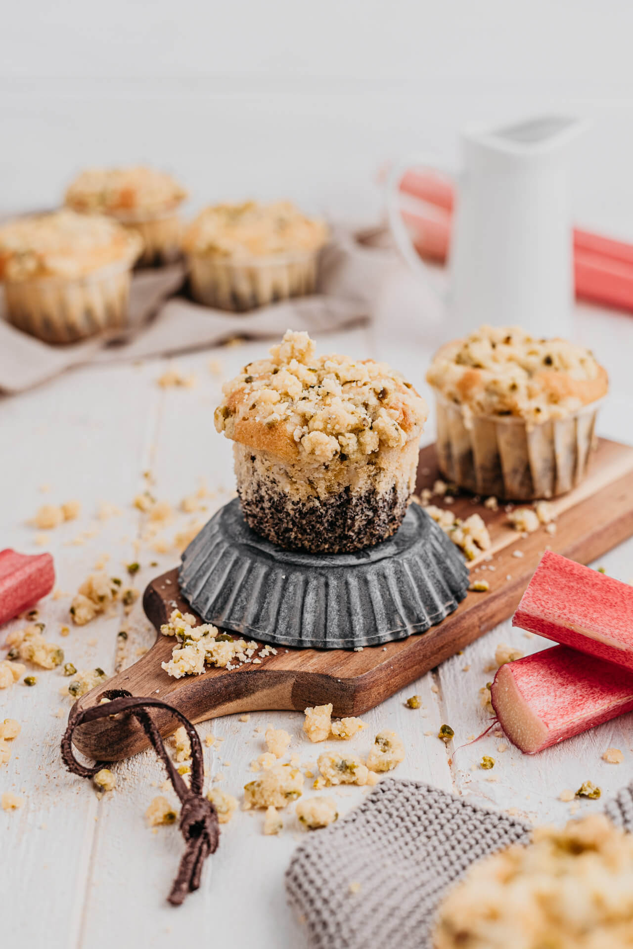 Rhabarber-Mohn Muffins mit Pistazienstreusel - Genusskind