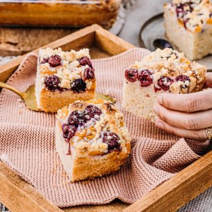 Kirsch-Marillen Focaccia mit Streuseln