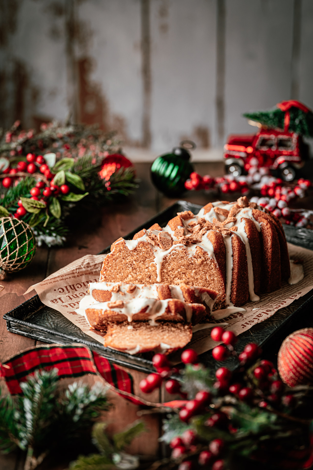 Spekulatiuskuchen mit weißer Schokolade und kandierten Orangenschalen x ...